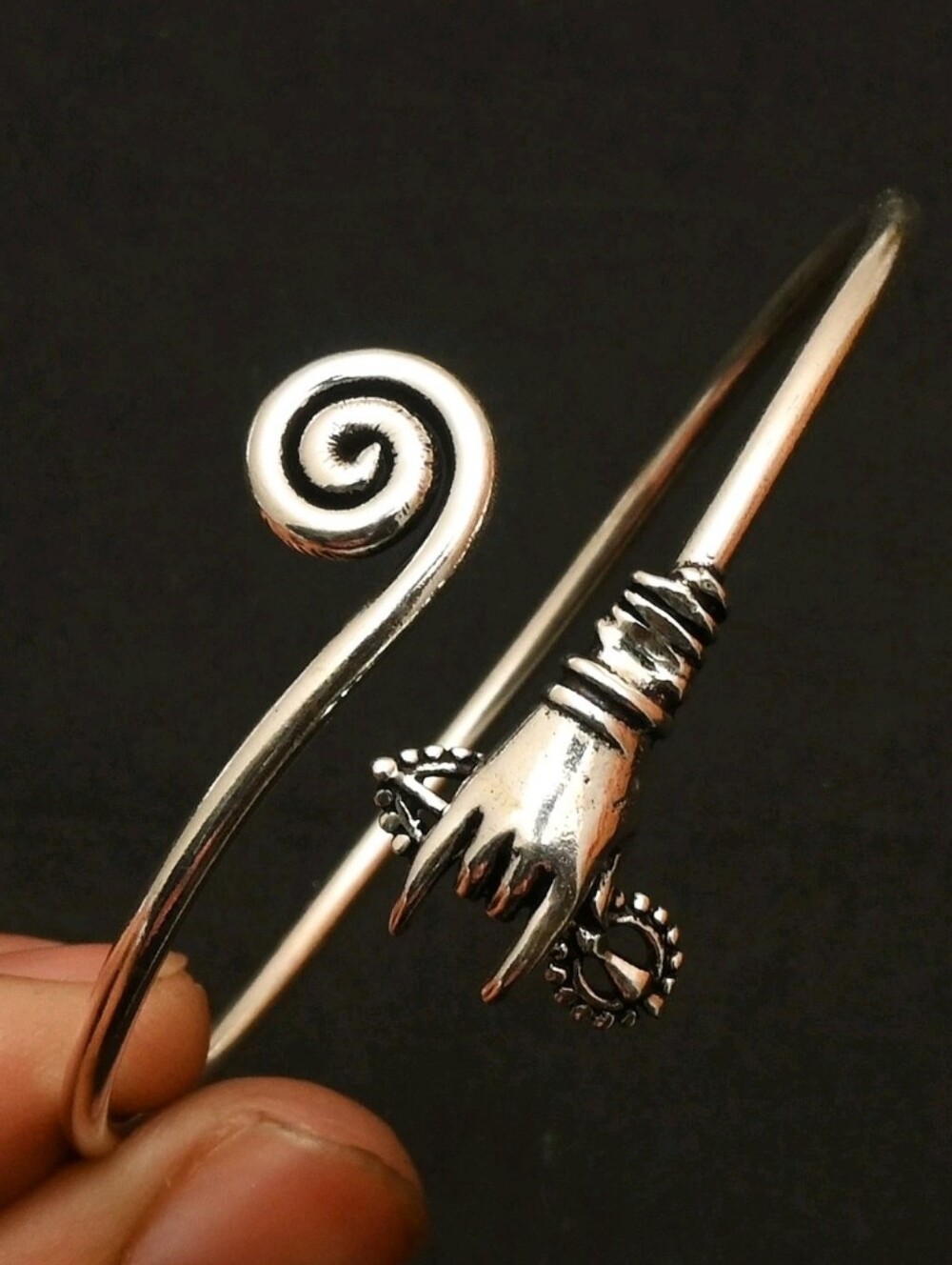 New Unique Silver Spiral Hand Cuff Bracelet. 